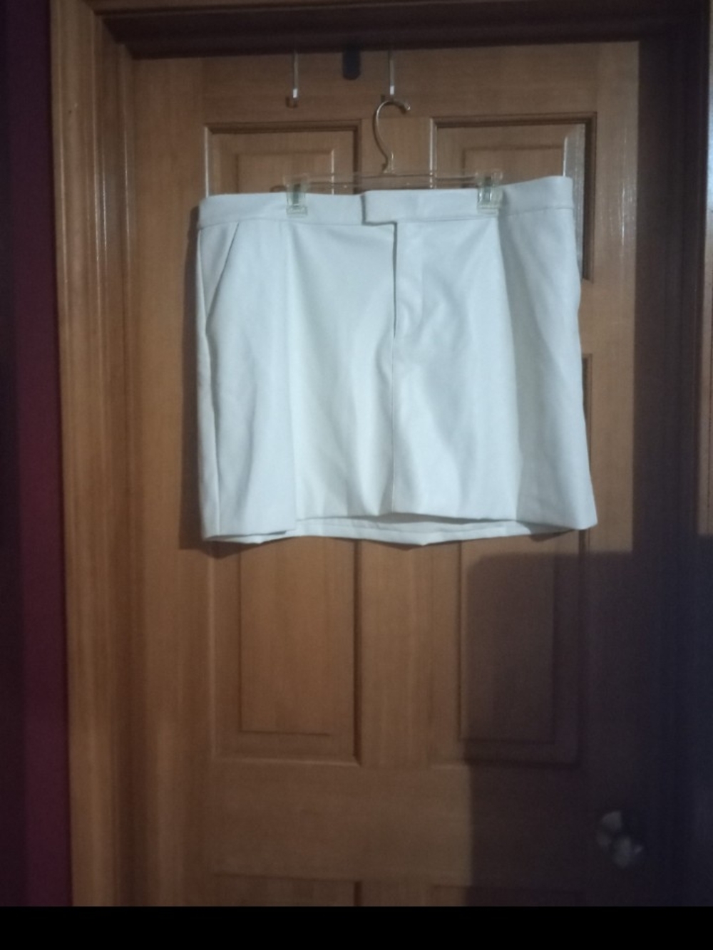 A New Day 1x white pleather mini skirt.
Kdt